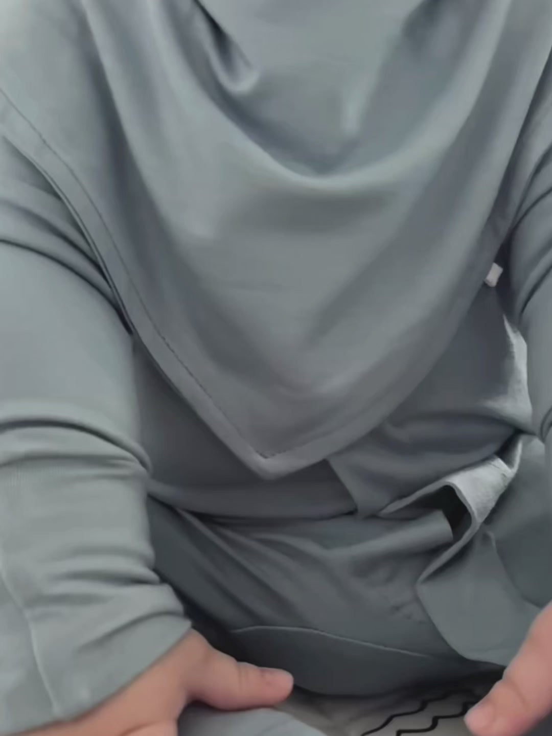 Video how to use magnetic closure bamboo bibs birdie